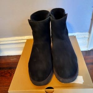 Ugg short black boots